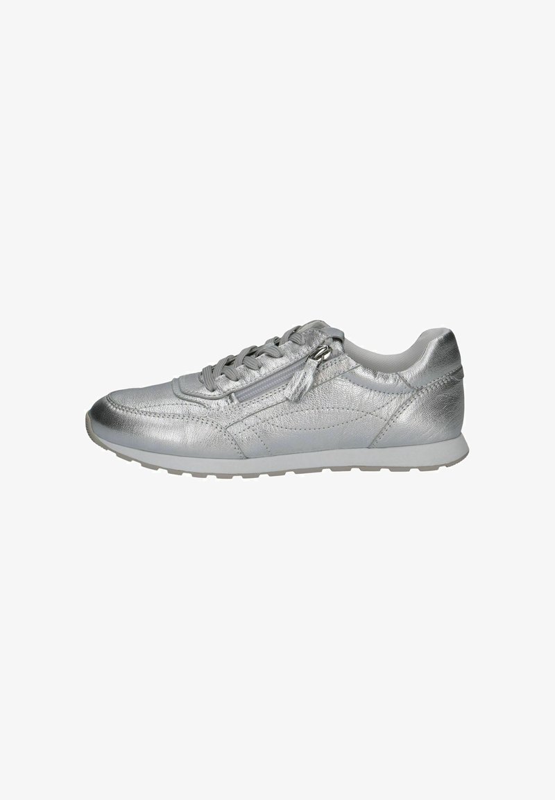 Chaussure de sport argentée avec une finition métallique lisse, un bout arrondi, un système à lacets, une fermeture éclair décorative et des détails texturés sur les côtés.