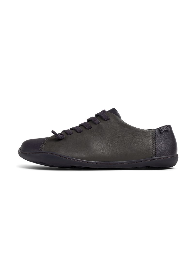 Scarpa in pelle grigio scuro, design a profilo basso con punta rotonda, chiusura con lacci a sei fori, retro testurizzato scuro a contrasto e suola flessibile.