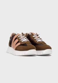 Brązowe i różowe zamszowe sneakersy z białymi sznurówkami i grubymi białymi podeszwami, lekko skierowane, aby pokazać detale z przodu i z boku.