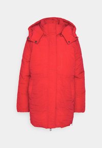 Manteau d'hiver matelassé rouge avec col haut, fermeture éclair à l'avant, manches longues et deux poches avant, présenté sur un fond blanc.