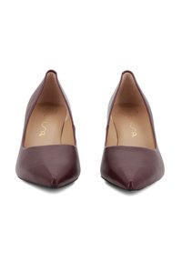 Scarpe con tacco alto in pelle bordeaux con punta affusolata e texture liscia. Presentano un retro piatto e un design minimalista.