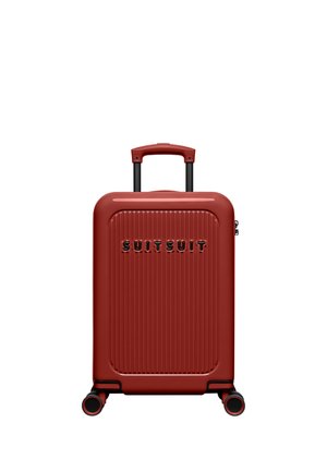 Roter Hartschalenkoffer mit vertikalen Rillen, schwarzem ausziehbarem Griff, vier Rollen und "SUITSUIT"-Marke auf der Vorderseite.
