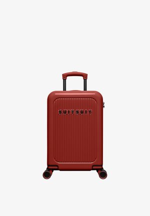 Rode harde koffer met verticale ribbels, zwarte uitschuifbare handgreep, vier wielen en "SUITSUIT"-branding aan de voorkant.