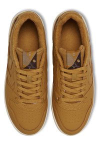 Bruna sneakers med en mjuk, texturerad inredning och slät läderutsida. Inkluderar mönstrade textilaccent på tungan och snörningarna.