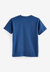 Mörkblå bomulls-t-shirt, kort ärm, rund hals, slät textur, enkel design, utan grafik eller dekorationer, sedd bakifrån.