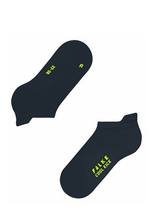 Granatowe skarpetki do kostek, wykonane z oddychającego materiału, z elementami zapobiegającymi ślizganiu się oraz kontrastującym żółtym napisem "FALKE COOL KICK" dla identyfikacji.