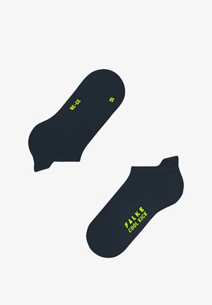 Calcetines de tobillo azul marino hechos de material transpirable, con acentos antideslizantes y letras amarillas en contraste "FALKE COOL KICK" para identificación.