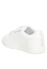 Sneaker bianco con una parte superiore in materiale sintetico liscio, accenti testurizzati, tre bande per una chiusura sicura e una sezione del tallone lucida con una striscia rosa.
