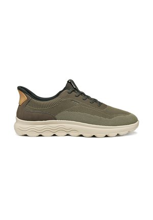 Baskets basses vert olive avec dessus en mesh, lacets foncés, languette de talon couleur beige et semelle blanche épaisse à motif ondulé, vues de côté.