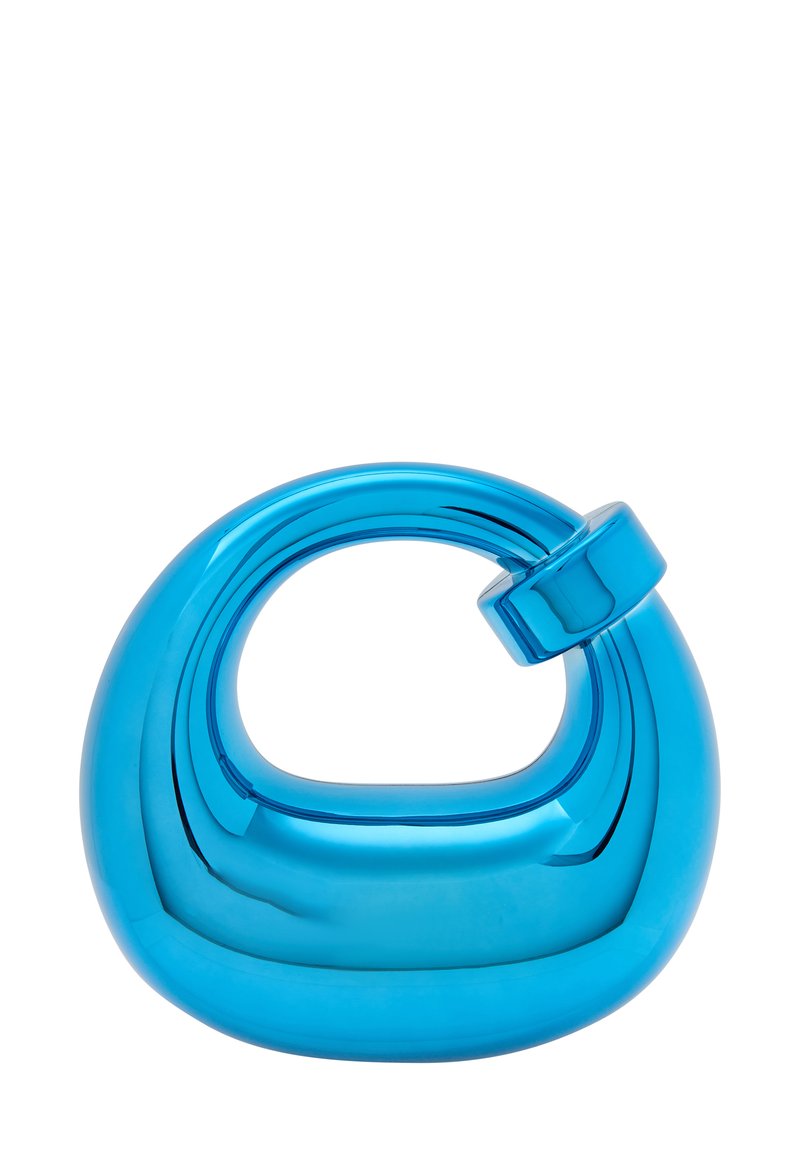 Abstrakt blå glaskulptur med släta kurvor, ett loopat handtag och en blank yta. Designen har lager av former och ett vridmoment.