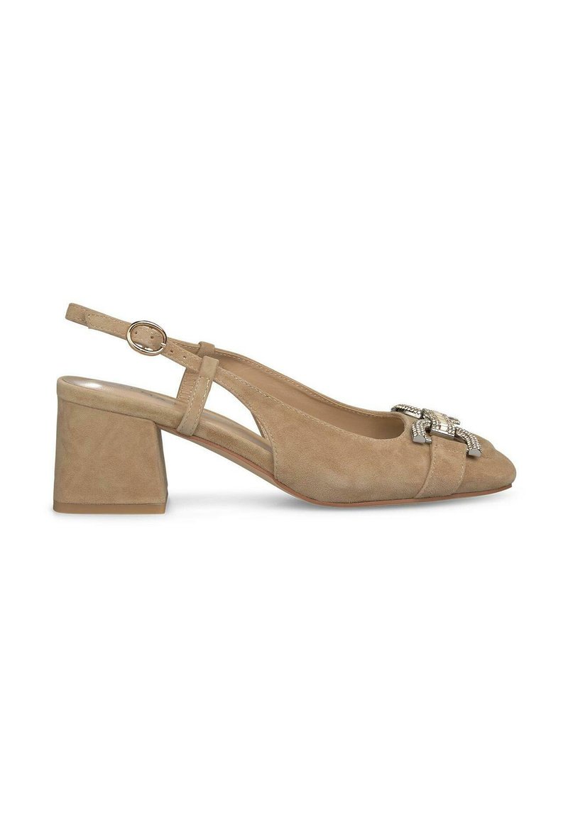 Scarpa slingback in suede beige con tacco a blocco, dotata di una fibbia metallica decorativa sulla punta e un retro aperto per una facile calzata.