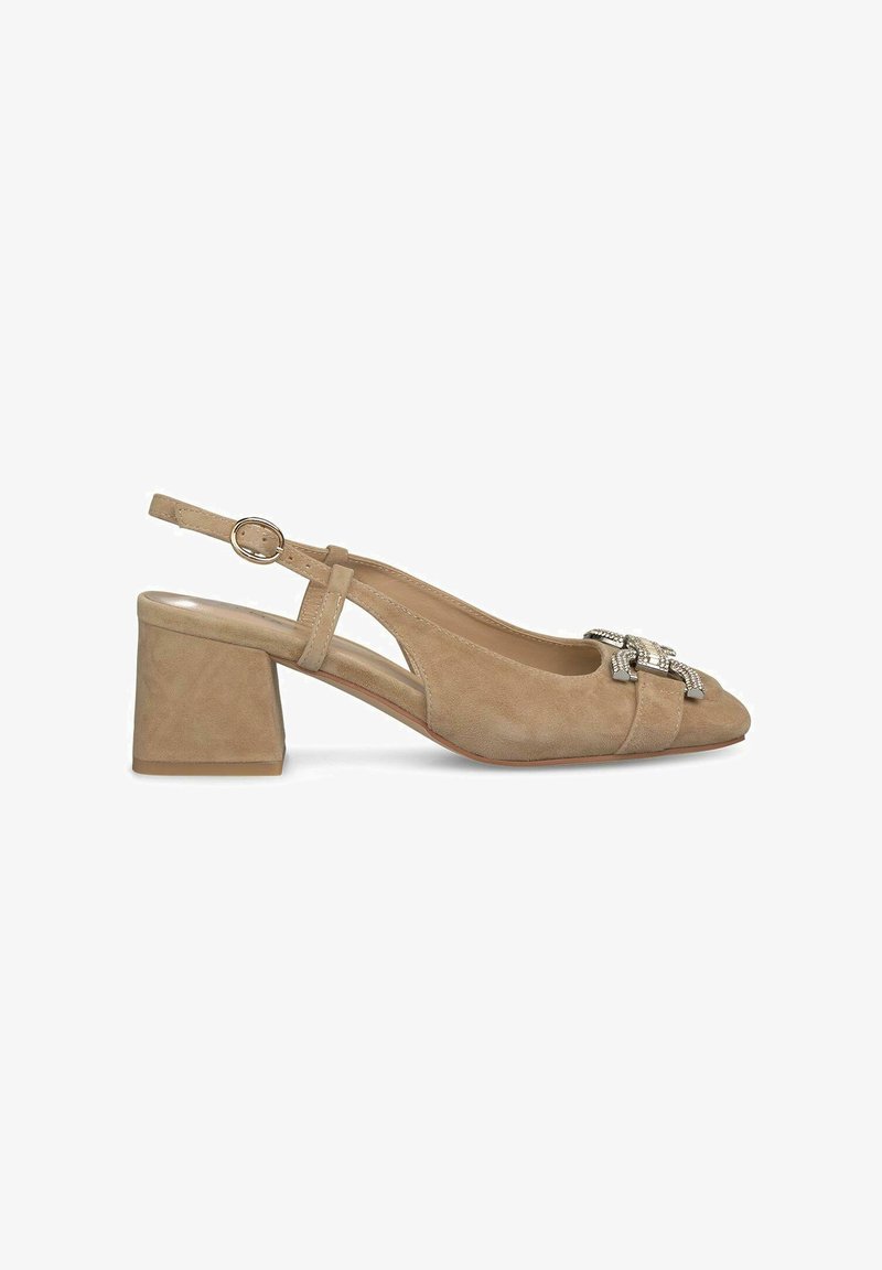 Chaussure slingback en suède beige avec un talon bloc, dotée d'une boucle métallique décorative sur l'orteil et d'un dos ouvert pour un enfilage facile.