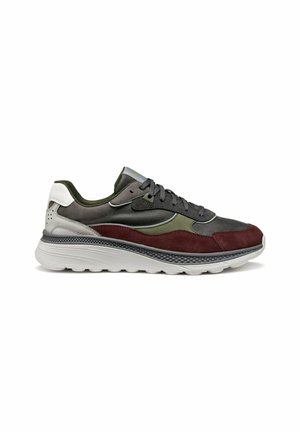 Sneakers z mieszanką materiałów w odcieniach szarości, zieleni i burgundzie, z teksturowaną podeszwą, zaokrąglonym kształtem i kontrastującymi szarymi sznurowadłami.