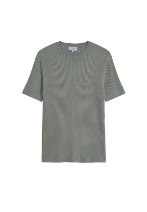 Pull en maille côtelée vert olive à manches courtes avec col rond et étiquette au niveau de l'encolure, posé à plat sur fond blanc.