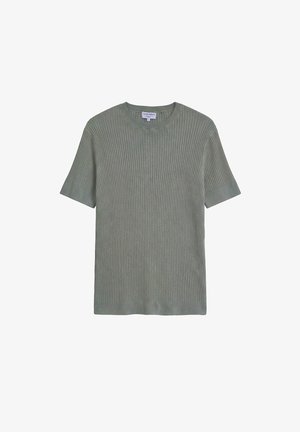 Pull en maille côtelée vert olive à manches courtes avec col rond et étiquette au niveau de l'encolure, posé à plat sur fond blanc.