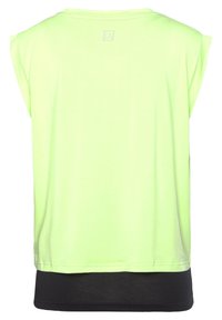 Neon-grünes ärmelloses Oberteil mit einem schwarzen unteren Abschnitt und einem kleinen Logo-Tag auf der Rückseite. Weicher Stoff mit lockerer Passform und rundem Ausschnitt.