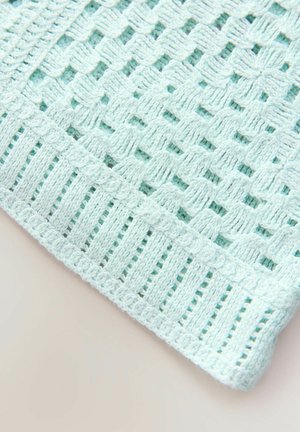 Hellblauer Strickstoff mit einem Lochmuster. Besitzt ein strukturiertes Muster und gerippte Kanten, die ein weiches und luftiges Aussehen erzeugen.
