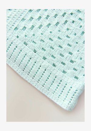 Hellblauer Strickstoff mit einem Lochmuster. Besitzt ein strukturiertes Muster und gerippte Kanten, die ein weiches und luftiges Aussehen erzeugen.