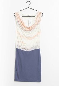 Abito senza maniche con scollatura drappeggiata, caratterizzato da una sfumatura di pesca e crema nella parte superiore e una gonna blu navy uniforme.