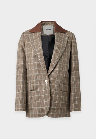 Blazer à carreaux marron et beige avec un large col marron, un bouton blanc unique, des poches à rabat et une doublure intérieure noire, suspendu sur un fond blanc.