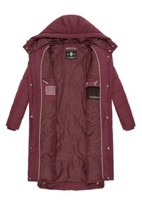 Burgundy vadderad jacka med huva, har en slät inre foder, kontrasterande sömmar och flera innerfickor.