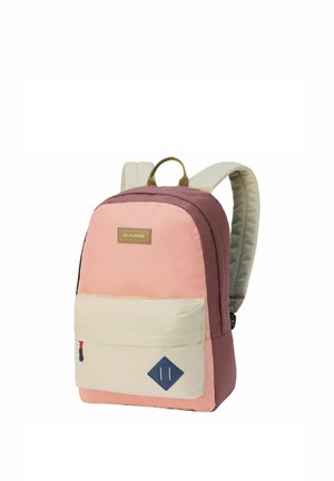 Zaino con spallacci imbottiti beige, corpo rosa polvere e malva, tasca frontale beige e piccola etichetta del marchio marrone sul davanti.