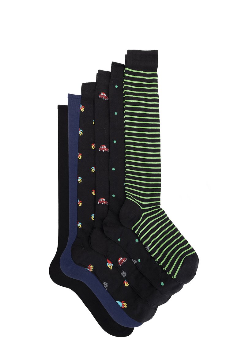 Sei paia di calze in diverse tonalità di nero, con motivi come righe, pois e piccole automobili, realizzate in un tessuto morbido.
