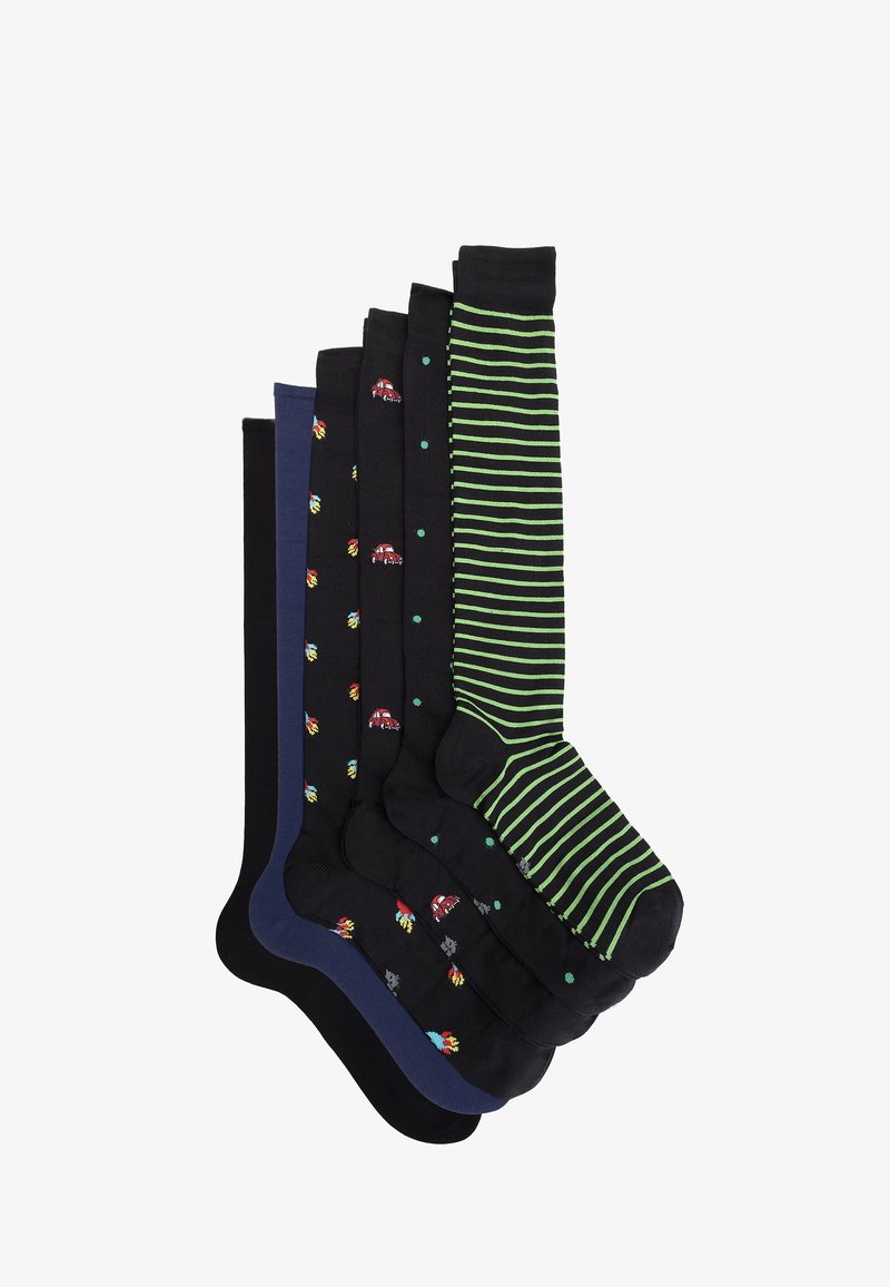 Sei paia di calze in diverse tonalità di nero, con motivi come righe, pois e piccole automobili, realizzate in un tessuto morbido.