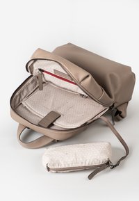 Beige Leder-Rucksack mit strukturierter Oberfläche, Reißverschlussverschluss und gefüttertem Stoff; einschließlich einer kleinen passenden Tasche.