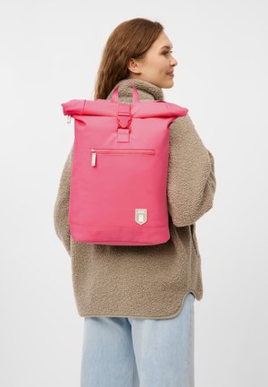 Zaino rosa a roll-top con tasca frontale con zip, spallacci regolabili e hardware lucido, realizzato in materiale resistente.