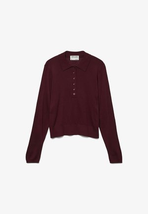 Bolero z dolgimi rokavi v temno burgundski barvi, pleten polo pulover s šestimi sprednjimi gumbi in zloženim ovratnikom, prikazan ravno na beli podlagi.