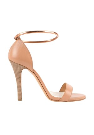 Nøgen højhælet sandal med en tynd ankelrem og en bred frontrem, med en træ-stablet hæl og åben tå-design.
