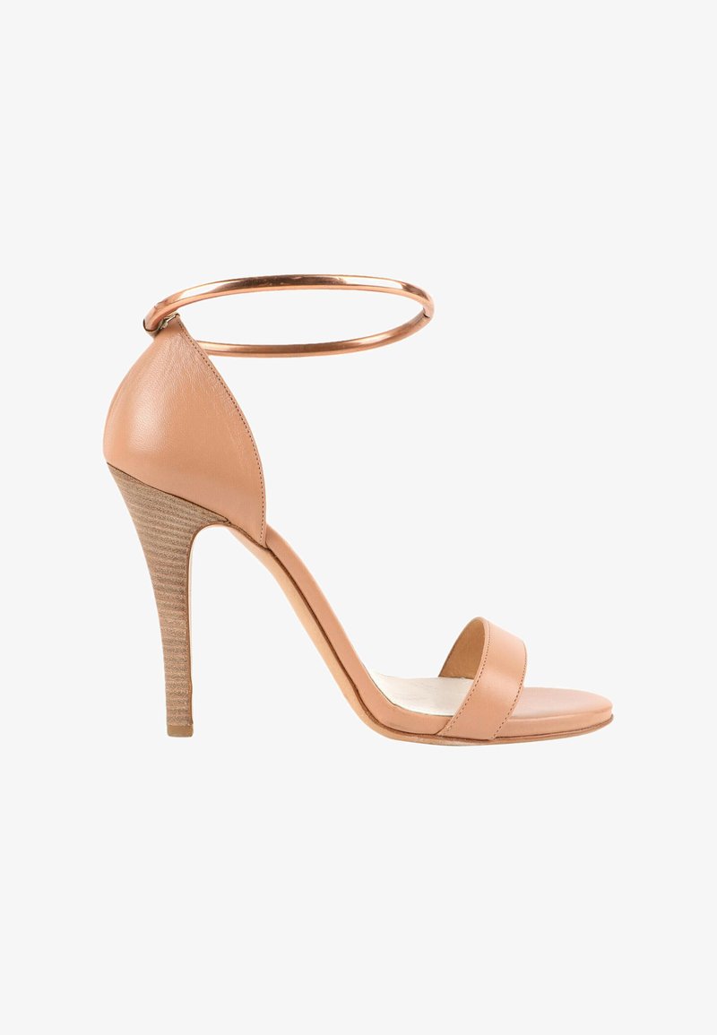 Sandale à talon haut couleur nude avec une fine bride à la cheville et une large bride avant, dotée d'un talon en bois empilé et d'un design à bout ouvert.