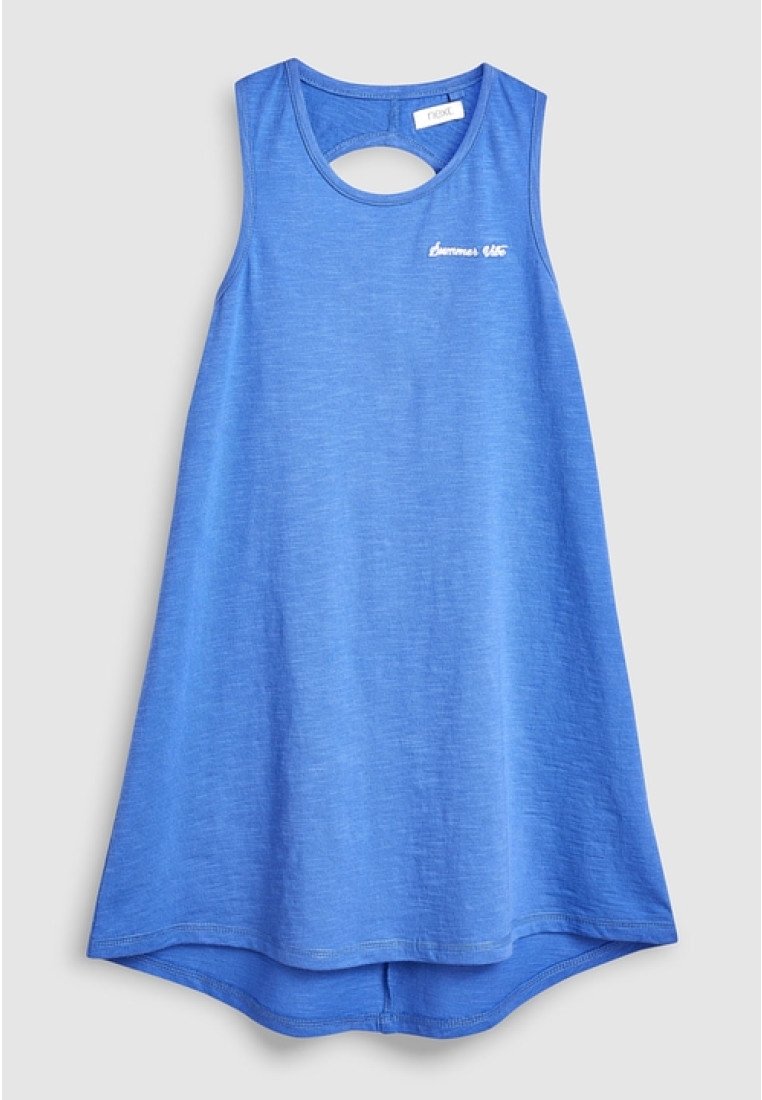 Niebieska sukienka bez rękawów z okrągłym wycięciem z tyłu, wykonana z miękkiego, lekkiego materiału o luźnym, zwiewnym kroju.