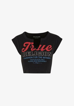 Czarny krótki top bez rękawów z wycięciem w dekolcie, czerwony napis "True" oraz biały napis "Religion", a także niebieski slogan "Fashion for the Senses" z przodu.