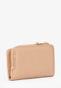 Portafoglio in pelle color cuoio con finitura testurizzata, dotato di chiusura con cerniera e dettagli in metallo dorato. Forma rettangolare compatta.