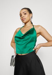 Vero Moda Petite VMKAREN ULLA HALTERNECK - Blusa - pepper green