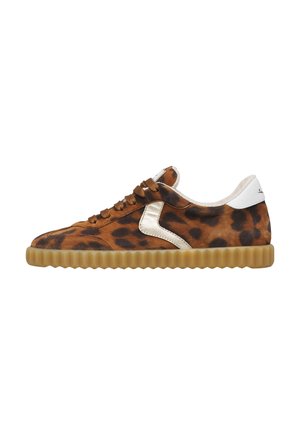 Low-Top Sneaker mit braun-schwarzem Leopardenmuster, Gummisohle, weißem Fersenlaschen und glänzendem beigem Seitendetail, von der Außenseite betrachtet.