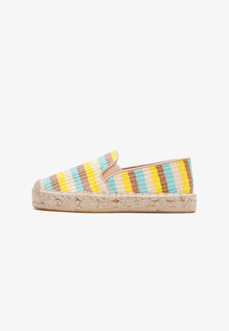 Espadrille instapmodel met een geweven textielen bovenwerk met blauwe, gele en bruine strepen. Jute middenzool en een afgeronde teenvorm.
