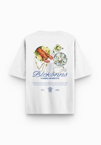 Witte katoenen t-shirt met een kleurraf seafood afbeelding van een kreeft, citroenschijven en oesters, vergezeld van blauwe tekst en details.