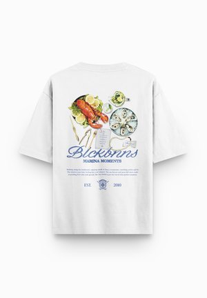 Witte katoenen t-shirt met een kleurraf seafood afbeelding van een kreeft, citroenschijven en oesters, vergezeld van blauwe tekst en details.
