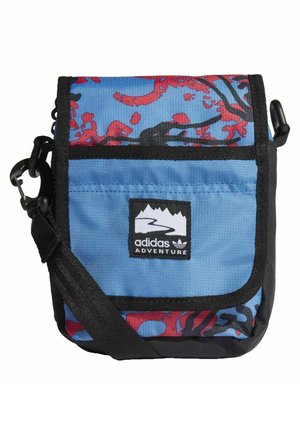 Mała niebiesko-czarna torba na ramię Adidas Adventure z czerwonymi i czarnymi abstrakcyjnymi akcentami oraz przednią kieszenią z klapą.