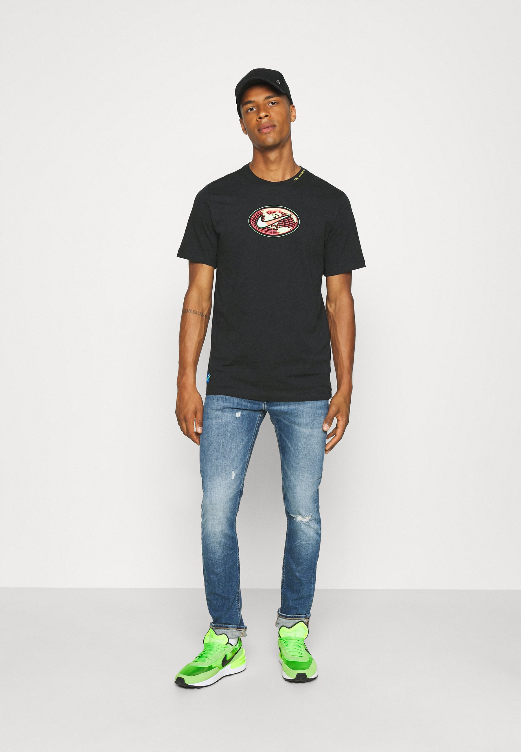 Nike Sportswear TEE WORLDWIDE GLOBE - T 