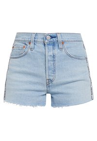 Shorts de denim azul claro con un dobladillo deshilachado, diseño de cinco bolsillos y cierre de botón metálico. Los acentos laterales cuentan con un patrón contrastante.