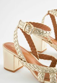 Next FOREVER COMFORT REGULAR FIT - Sandaalid - gold