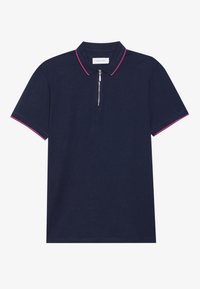 Marine blå polo skjorte med korte ermer, halvlynlås, og kontrasterende rosa detaljer på kragen og erme kantene. Teksturert stoff.