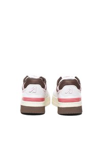 Sneaker con una base bianca, accenti marroni e dettagli rosa sul tallone. Il colletto imbottito e la suola in gomma offrono una presa testurizzata.