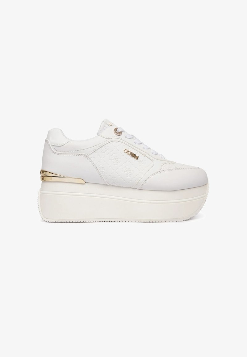 Λευκό sneaker πλατφόρμα με ανάγλυφο μοτίβο λογότυπου, χρυσό μεταλλικό όνομα μάρκας στο πλάι, χρυσή λεπτομέρεια στη φτέρνα και κλείσιμο με κορδόνια.