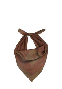 Brun silkescarf med røde geometriske striber og et lille logo, foldet og bundet i en løs knude på en hvid baggrund.