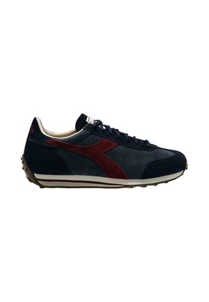 Donkerblauwe en bordeauxrode sneaker met veters, witte zool en lichte binnenvoering, gezien van opzij op een witte achtergrond.